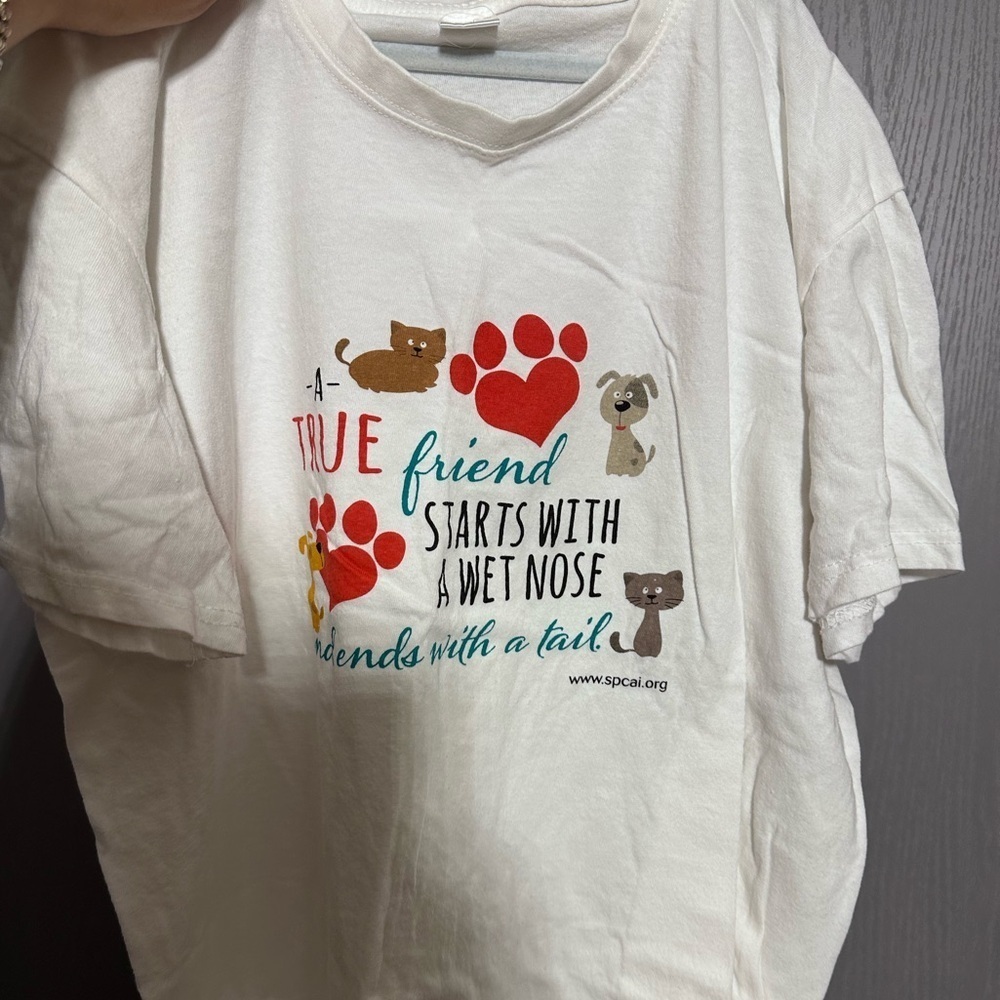 Pet lovers graphic t-shirt in size large.